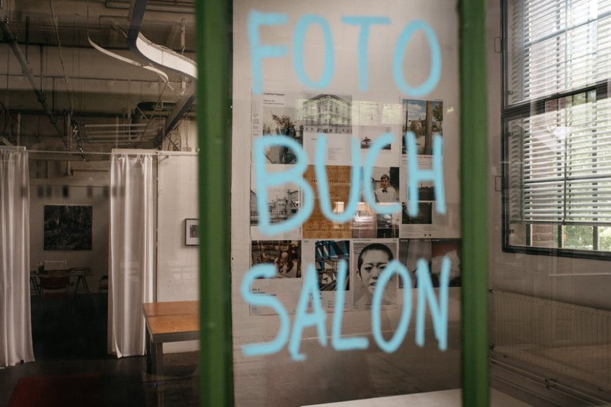 Fotobuchsalon im Kulturort Depot in den Räumen der Galerie Fischer ein